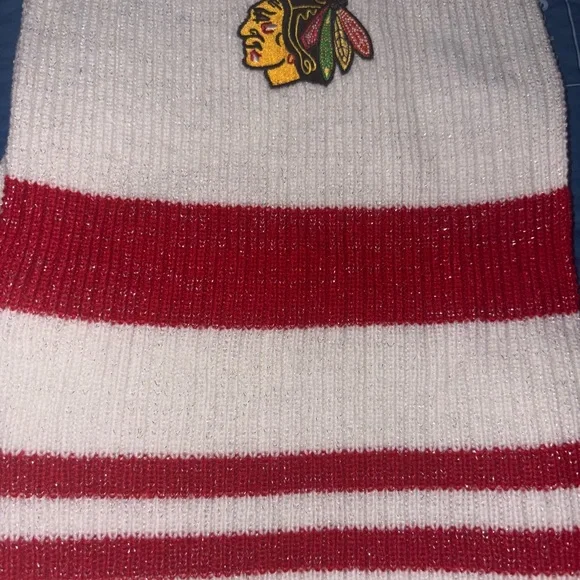NHL Chicago Blackhawks  woman’s Red and White striped knit sparkle scarf - Picture 7 of 7